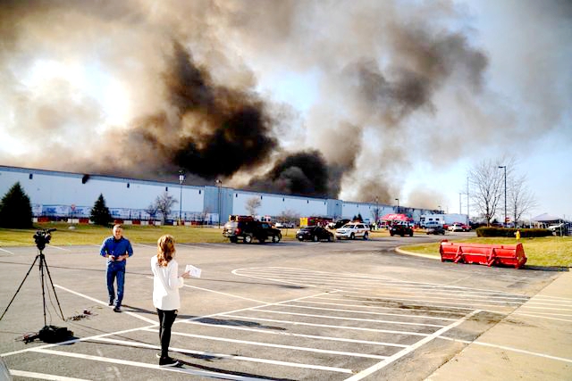美國印第安納州一沃爾瑪物流中心發生火災