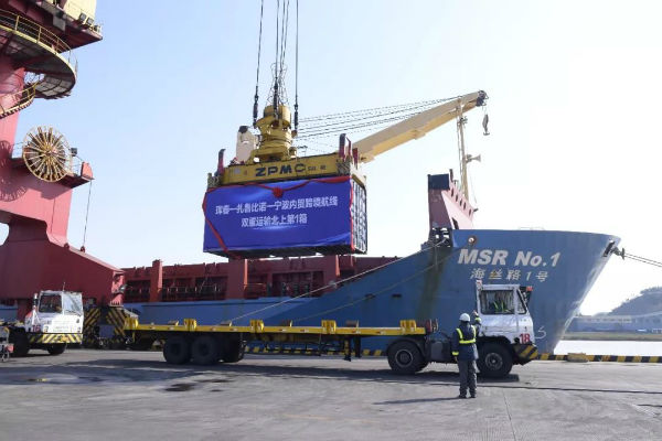 从俄罗斯扎鲁比诺港出发驶抵的内贸集装箱跨境运输船"海丝路1号"轮上